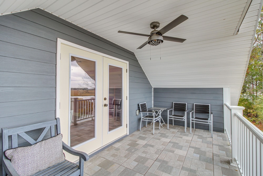 Dock & Fire Pit: Waterfront Midway Retreat!