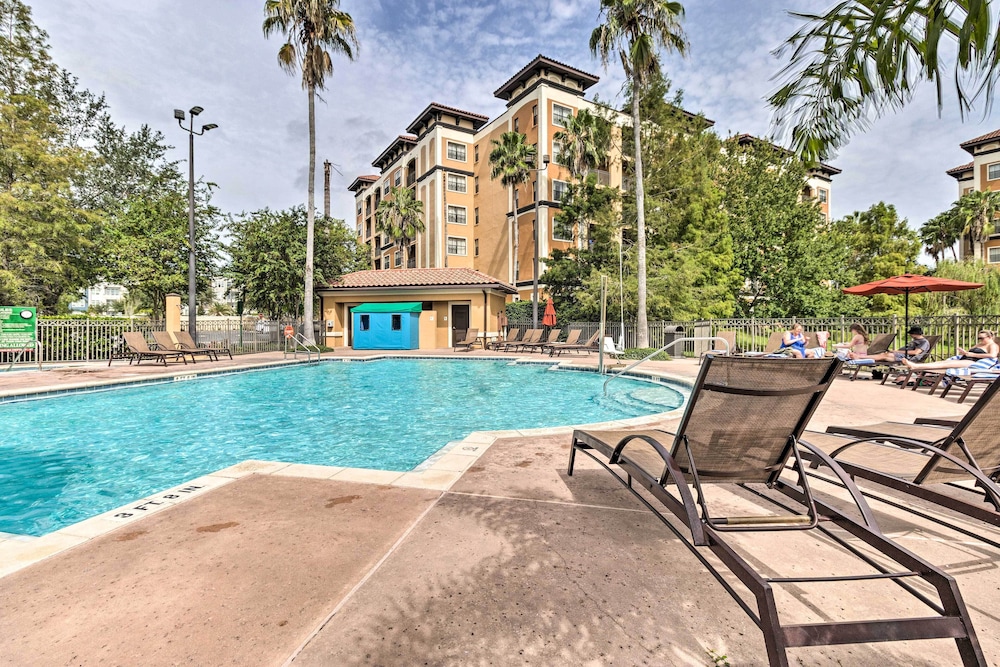 Poolside Oasis: 7 Mi to Disney & Universal