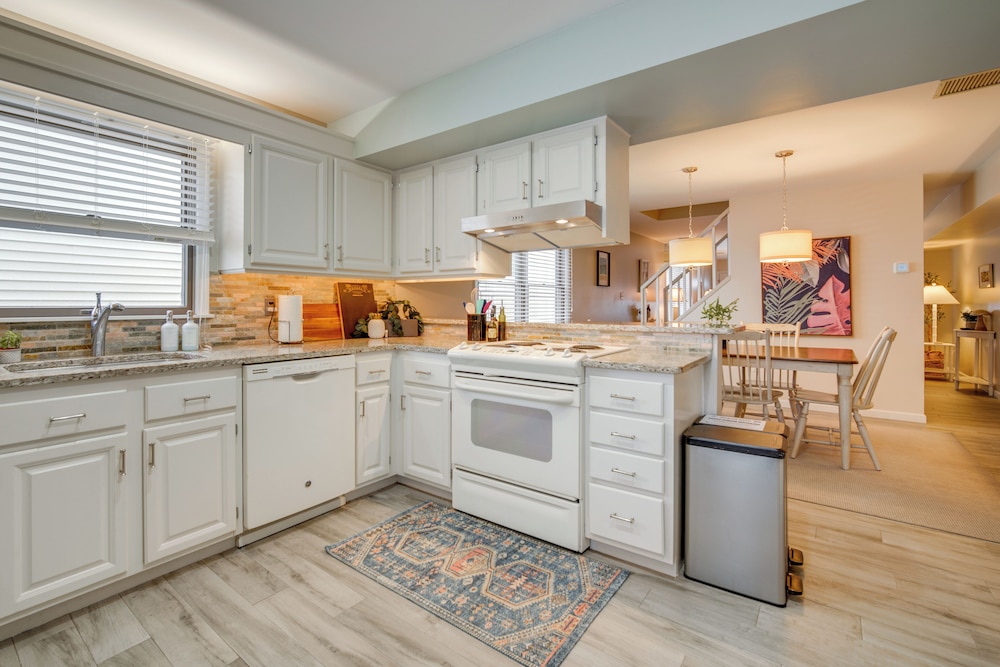 Steps to Beach: Townhome w/ Balcony in Ocean City