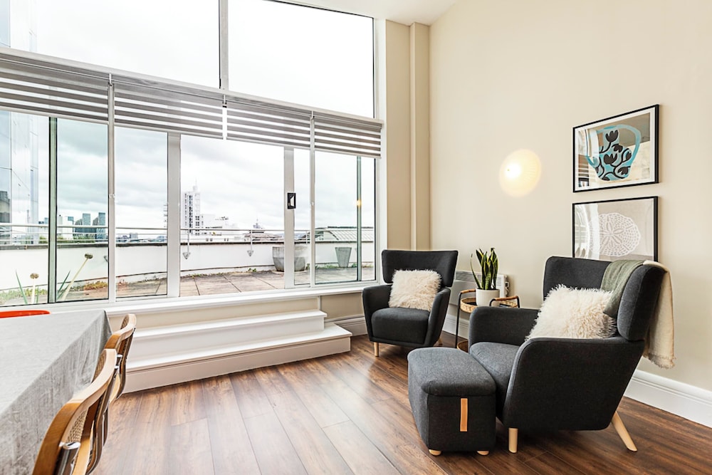 Bright and Stylish Riverside Haven in Canary Wharf