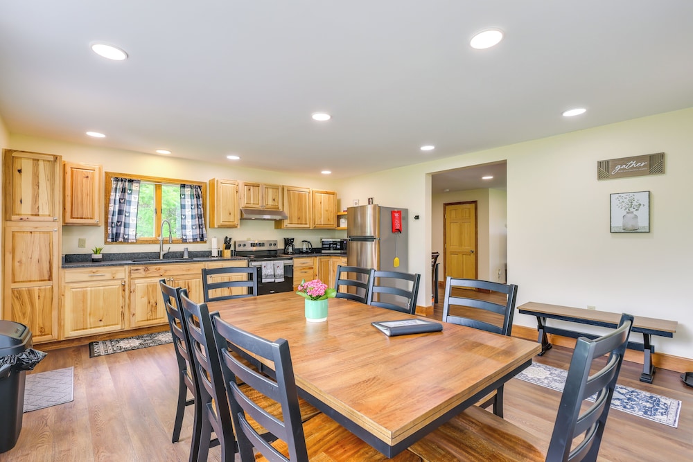 Mountain & Sunset Views: Upstate Family Home