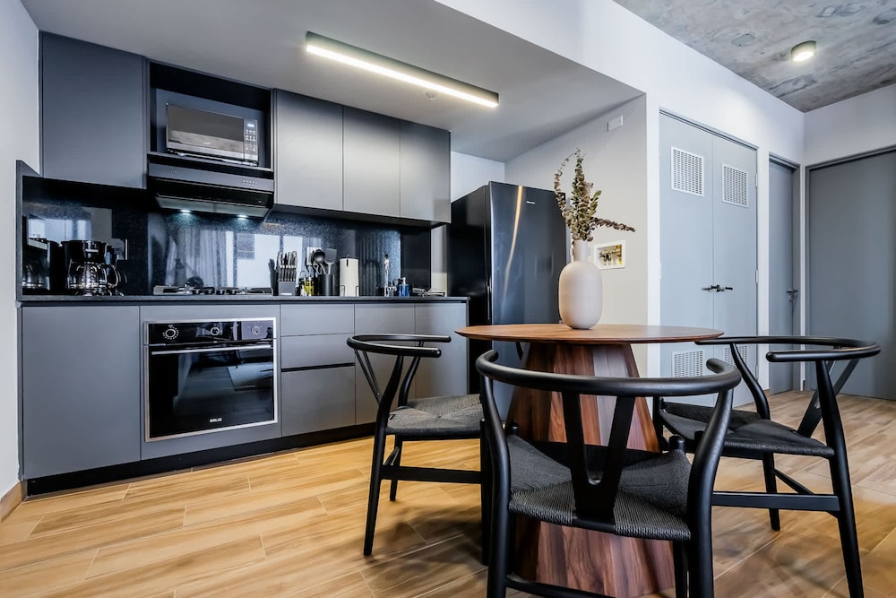 w Stunning 2BR w Great Deco in Centriqo