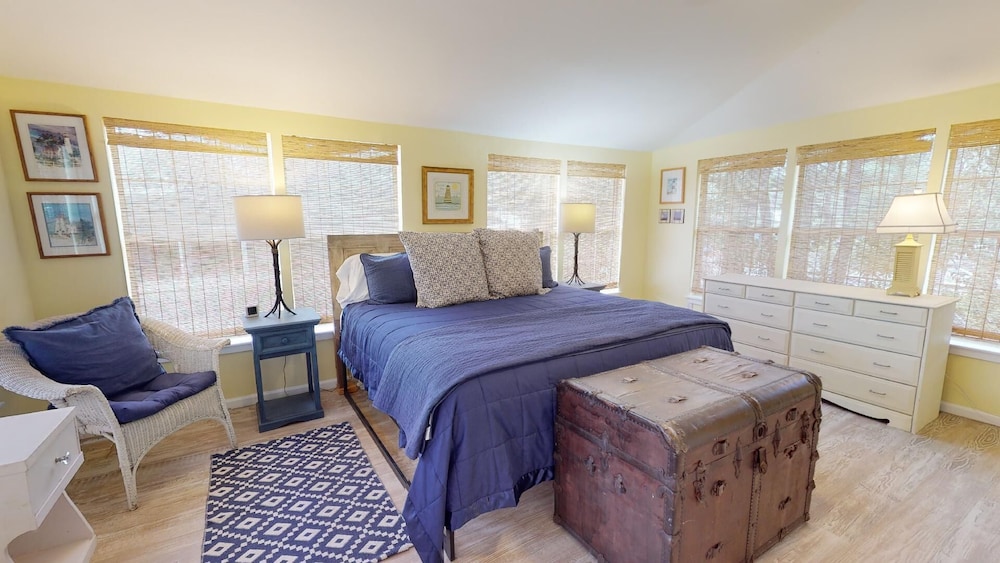 712 2nd Avenue - Upper