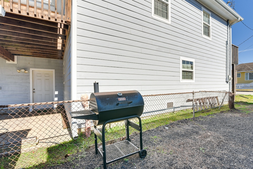 Convenient Galveston Home < 1 Mi to Beach!