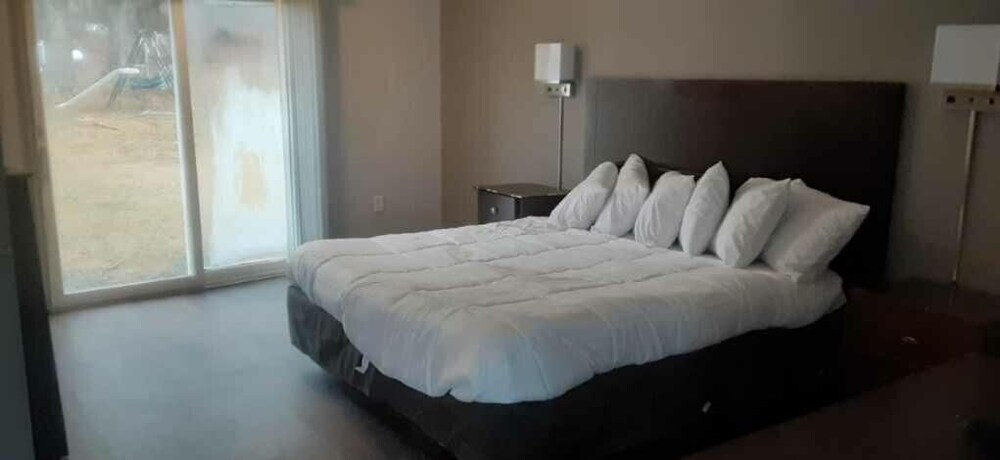 Maplehurst Motel