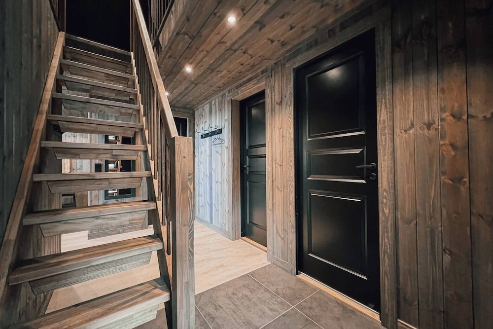 Modern Mountain Cabin - Outdoor Hot Tub - 8 Beds