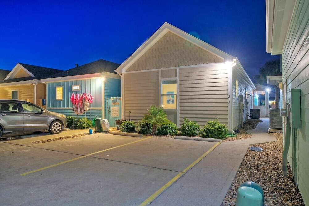 Shared Pool & Playground 2blocks to Town/eateries Pirate's Lair by Avantstay view 4