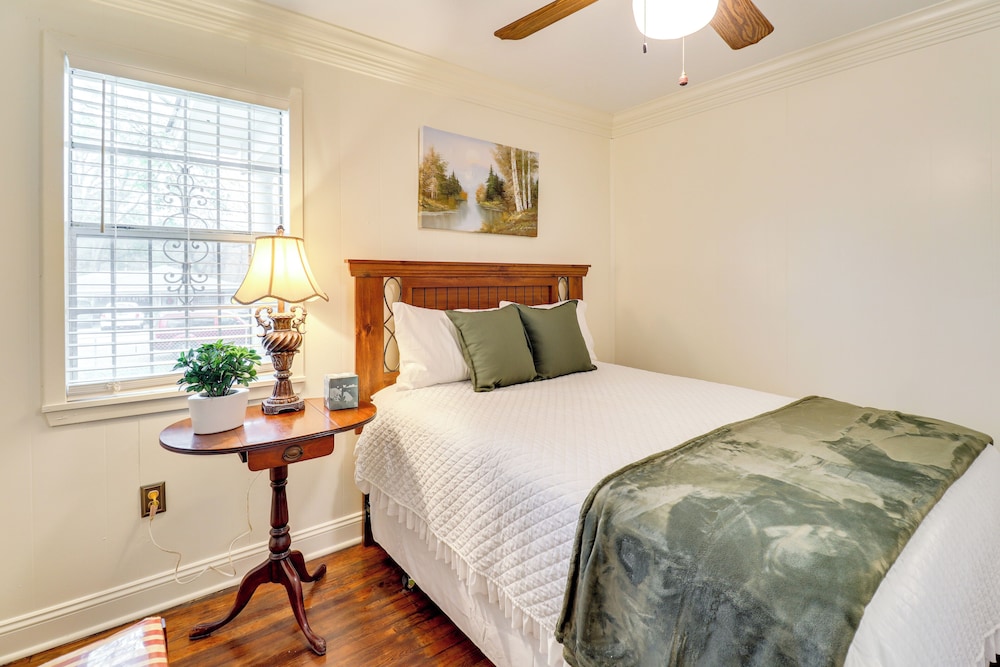 3 Mi to Mississippi Stadium: Cozy Jackson Getaway!