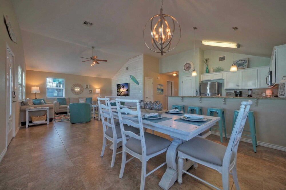Sleeps 21, 2 Homes 2 Private Pools, Fire Pit, Swing Bar Walk to the Beach