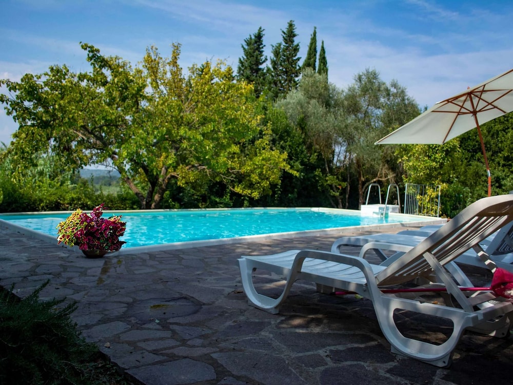 Spacious Tuscan Farmhouse photo 5