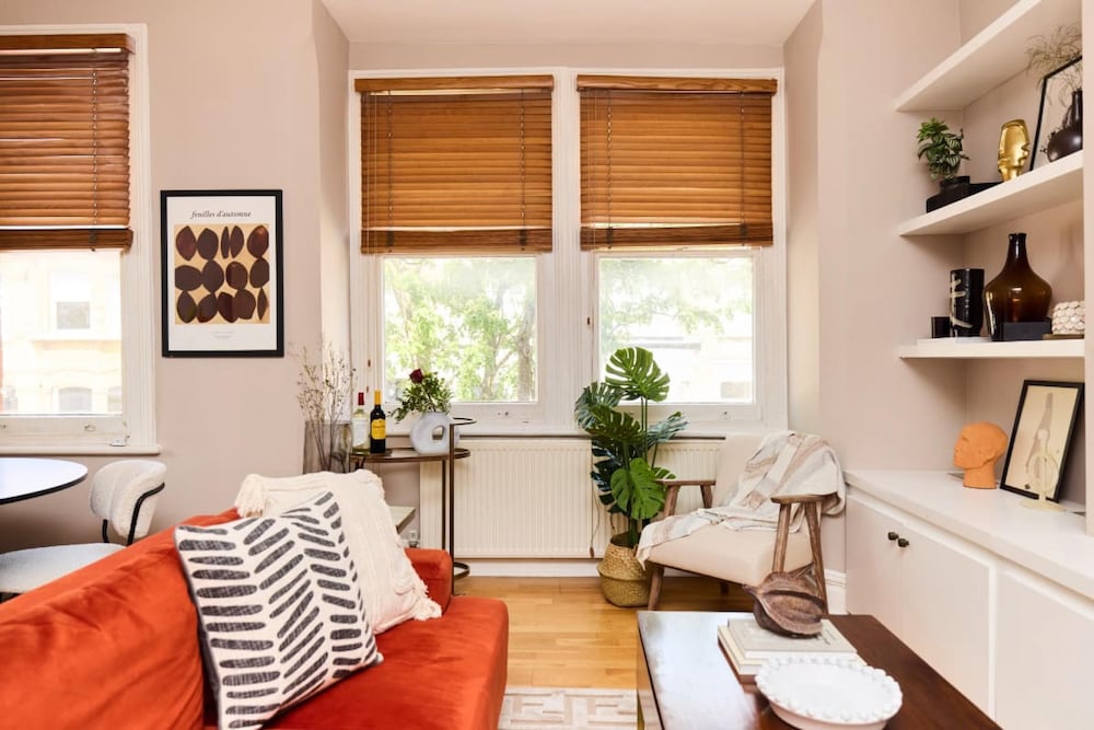 The Waterlow Park Wonder - Trendy 2bdr With Study Room and Patio