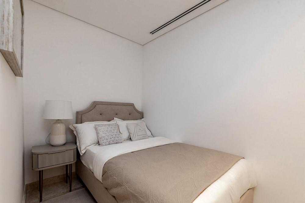 New cozy 1BR in Business Bay