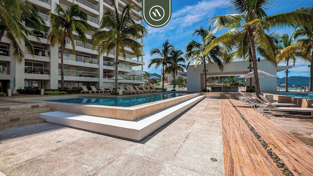Luxury Oceanfront 3 BR Condo - Pools