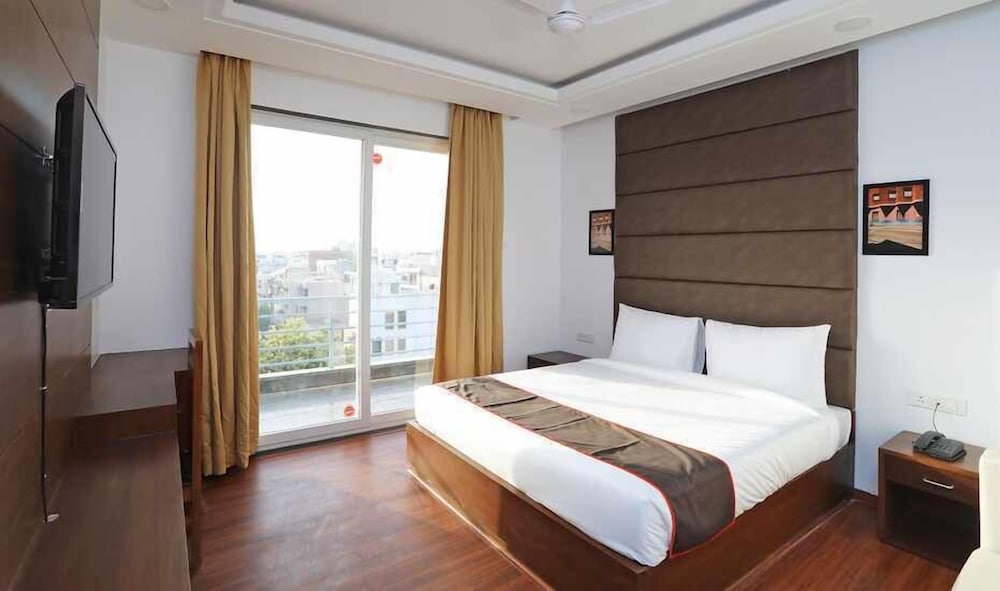 Saavi Hotel Sector- 46
