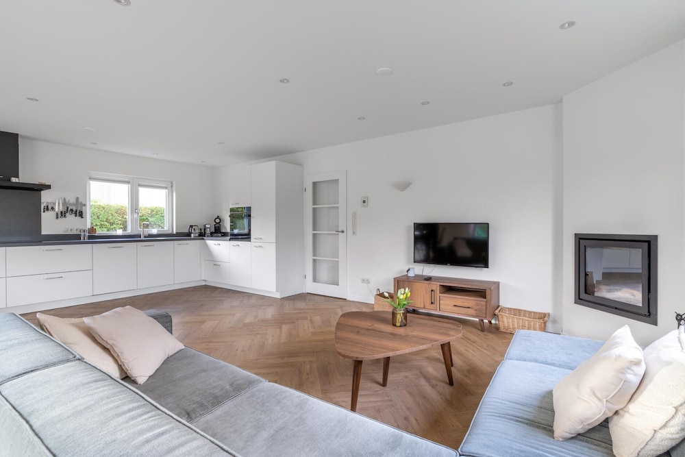 Modernly Furnished Holiday Home for 6 People