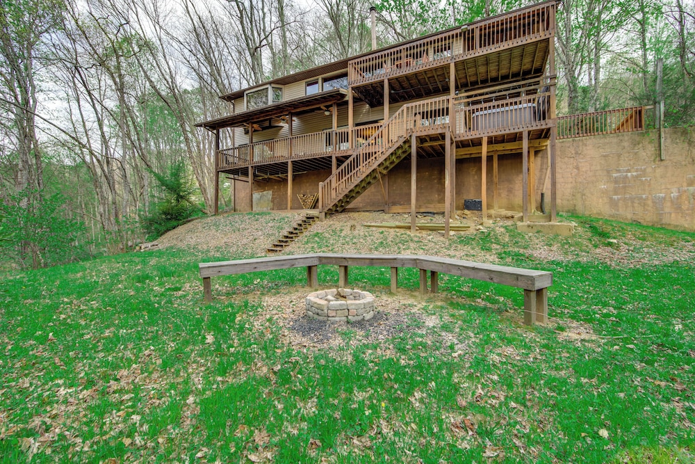 10 Mi to Waynesville: Cabin w/ Hot Tub & Mtn Views