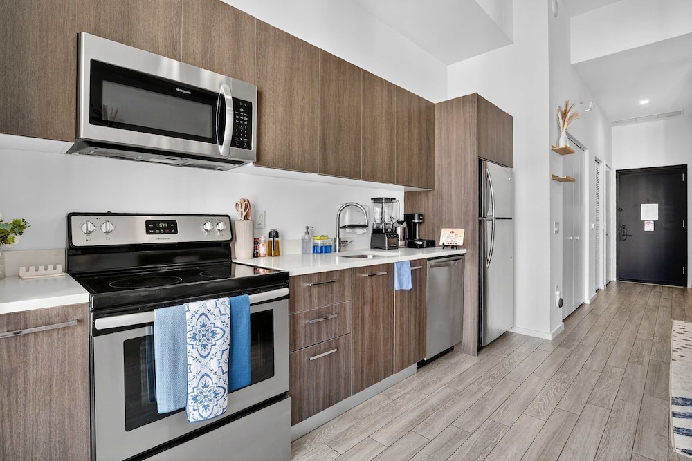 CBD Luxepad Penthouse Studio 1 King Bed Gorgeous Bay Views Pool Hottub Gym Restaurants