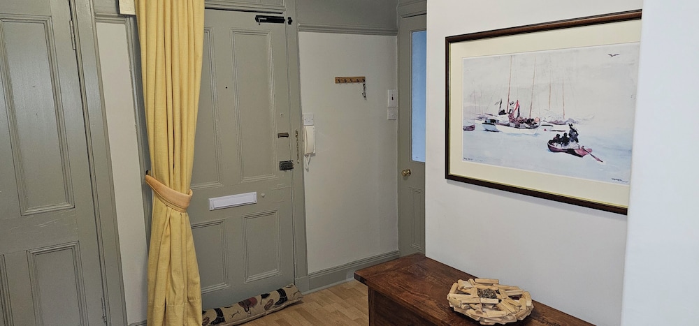 Snug - Macushla Apartment