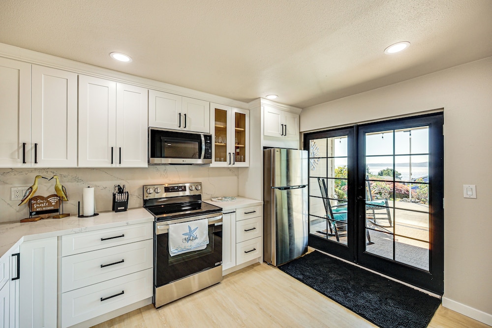 Puget Sound Views: Des Moines Apt w/ Patio
