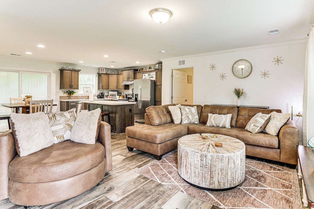 Dog Friendly, Screened Porch: St Stephen Retreat!