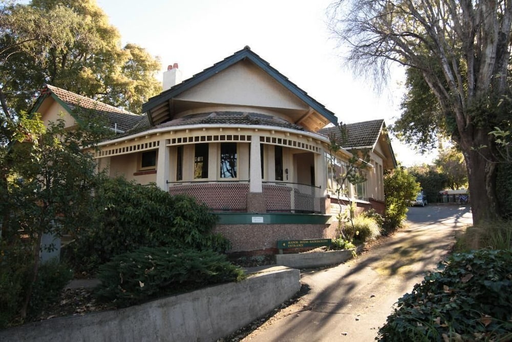 Manor on the Park Backpackers
