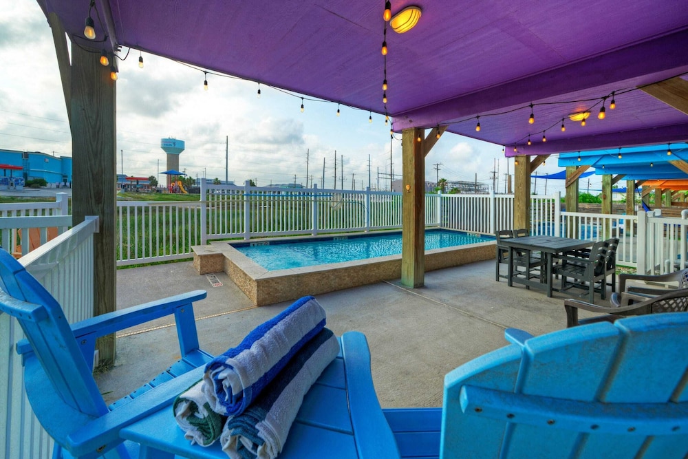 Purple Parrot by Avantstay Heated Pool, Beach Access & Central Port A Location