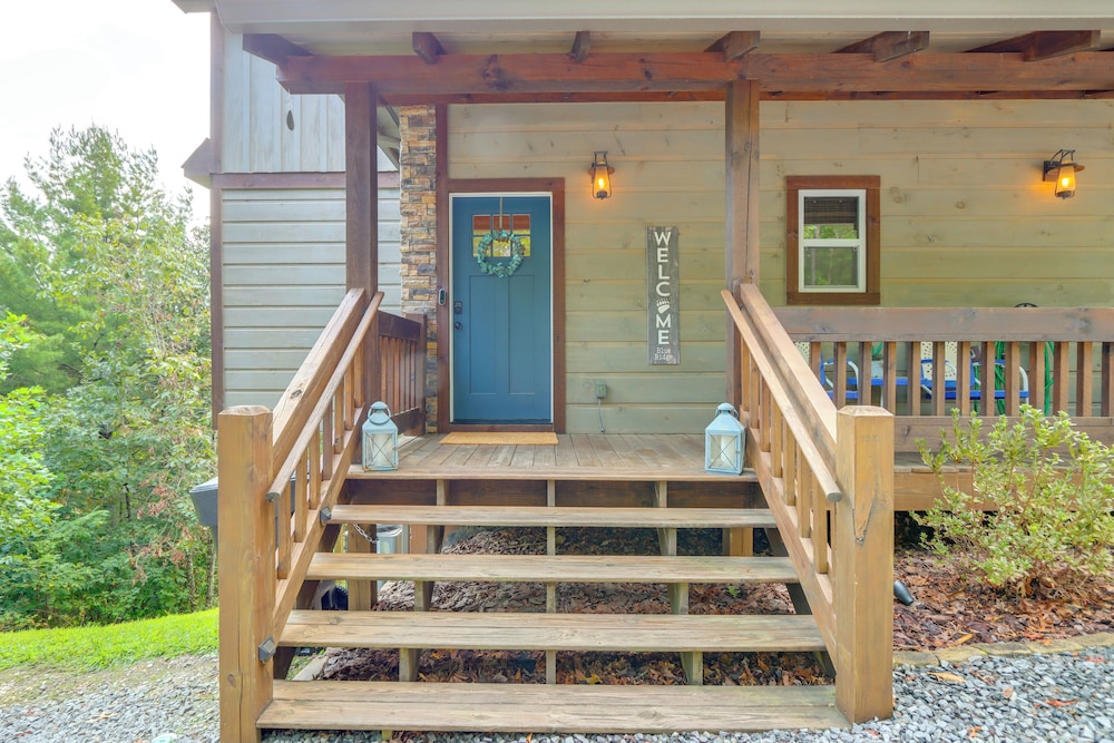 Family Oasis w/ Game Room & 2 Decks in Blue Ridge!