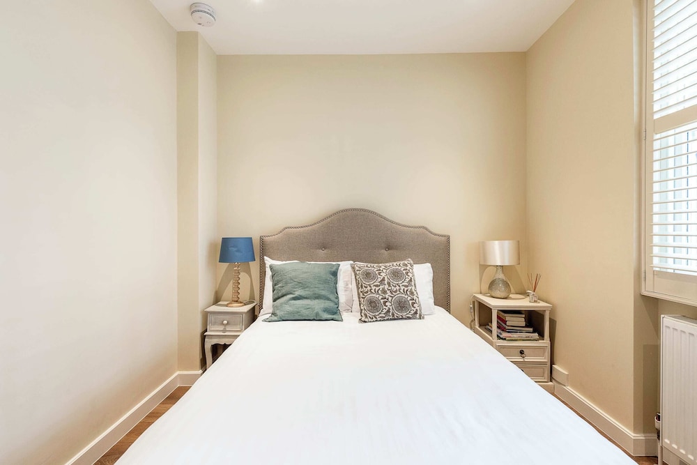 Elegant Two Bedroom Flat in Redcliffe Gardens