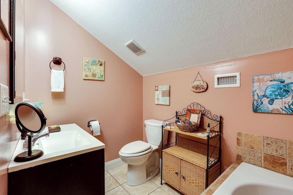1/2 Mi to Sapelo River: Family Home w/ Large Yard