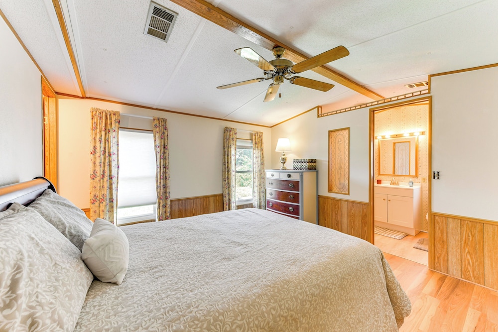 2 Mi to Ellenton Outlets: Home w/ Community Perks!