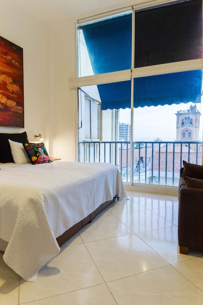 Old City Deluxe Condo By Nomad Guru view 4