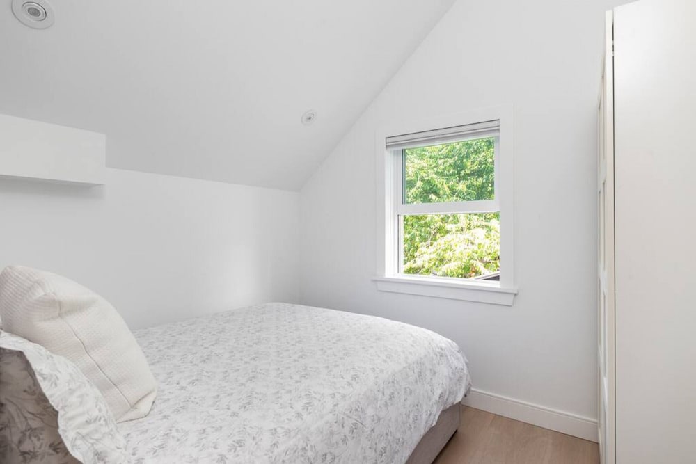 Commercial Drive New 3 Bdrm Home 2 Flex Rooms -5 min to Downtown 22km Seawall
