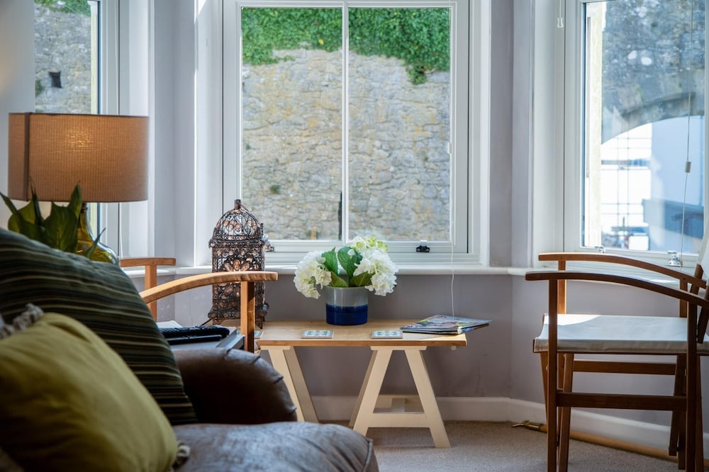 Beachcomber Seaside Apartment - 2 Bedroom - Tenby