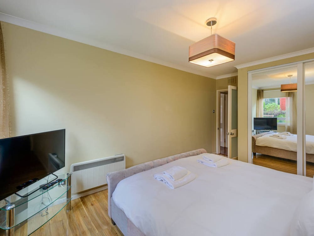 Corrin - Chic 1 Bedroom Apartment view 3
