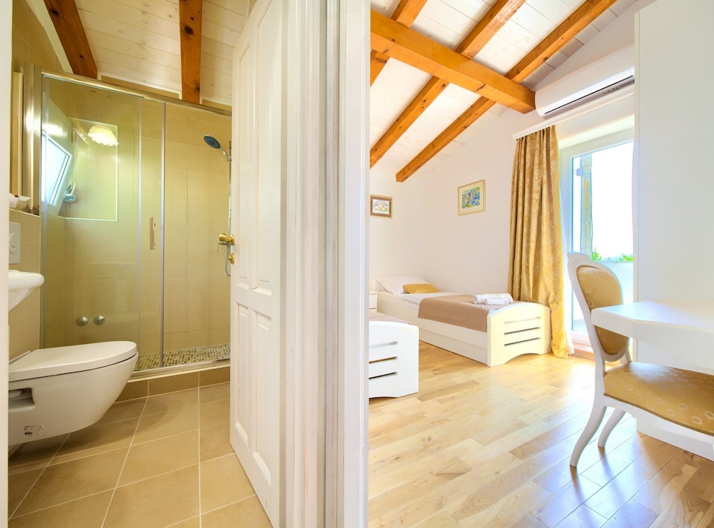 Tranquil Getaway Polje Villa With Pool