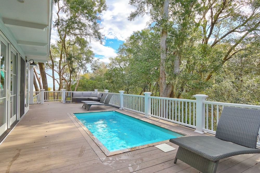 Beachside Boardwalk & Views Pool + Hot Tub 202 on the Sound