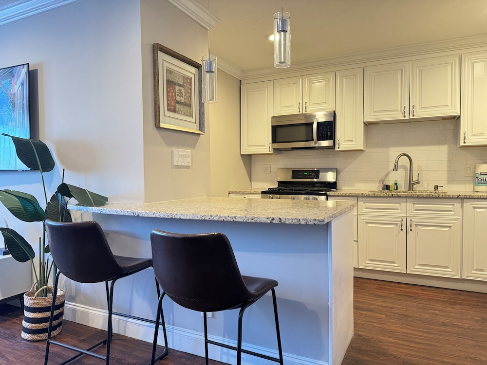 Downtown 3BD City View with Washer Dryer