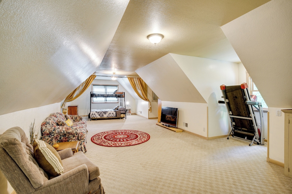 Spacious Family Villa w/ Decks in Chilton!
