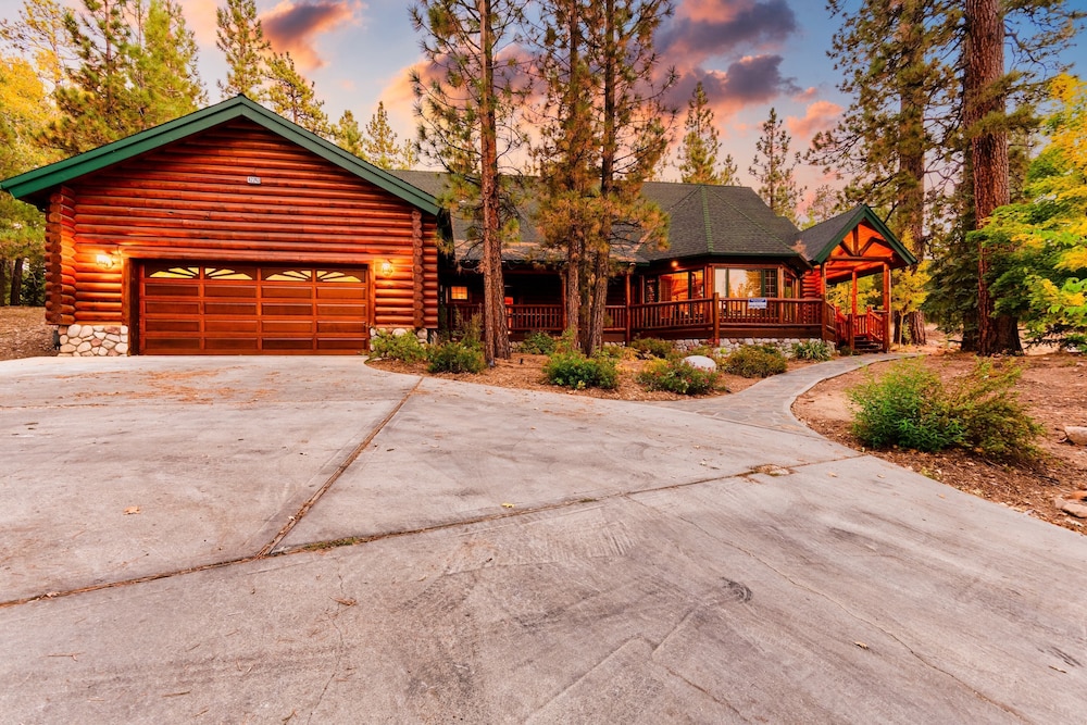 Grizzly by Avantstay Rustic Big Bear Cabin w/ Hot Tub & Pool Table view 4