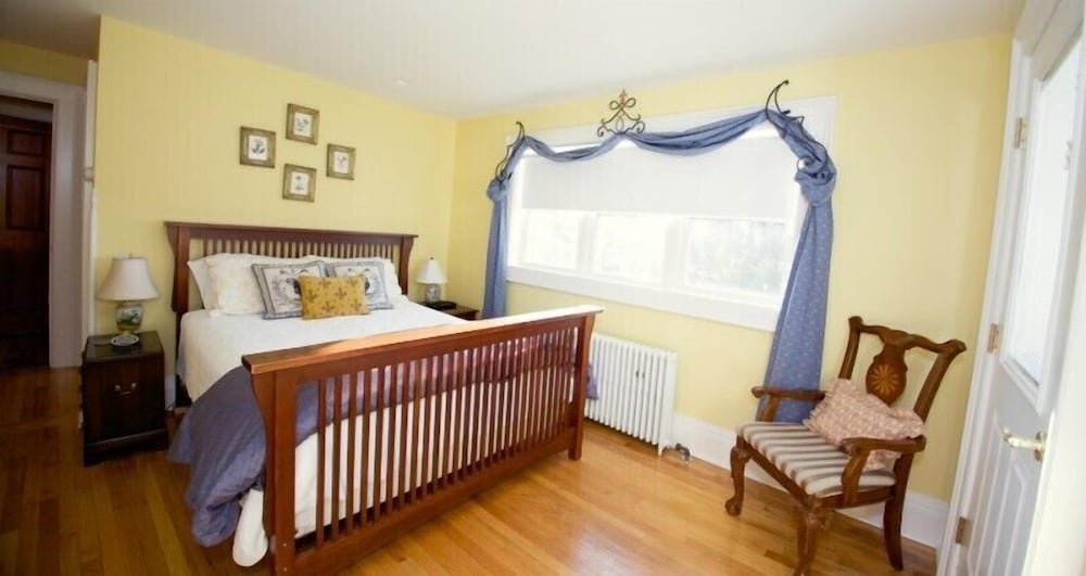 24 East Main Street B&B