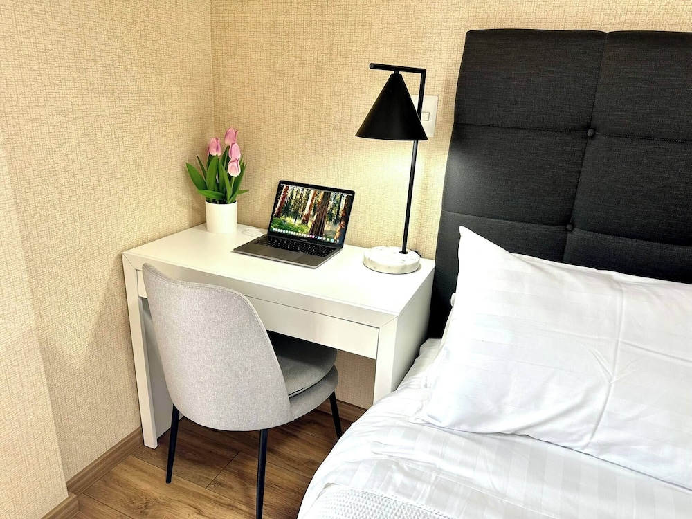 Modern 1BR on J Prado Board San Isidro