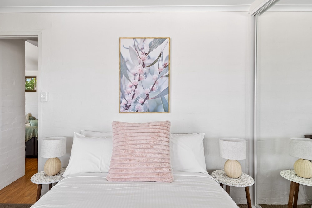 Quaint 2-bed Beach Abode With Ocean Views
