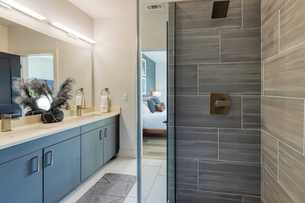 2 Units in Walkable Midtown Location, Gym+pool Honkey-tonk & Muse by Avantstay
