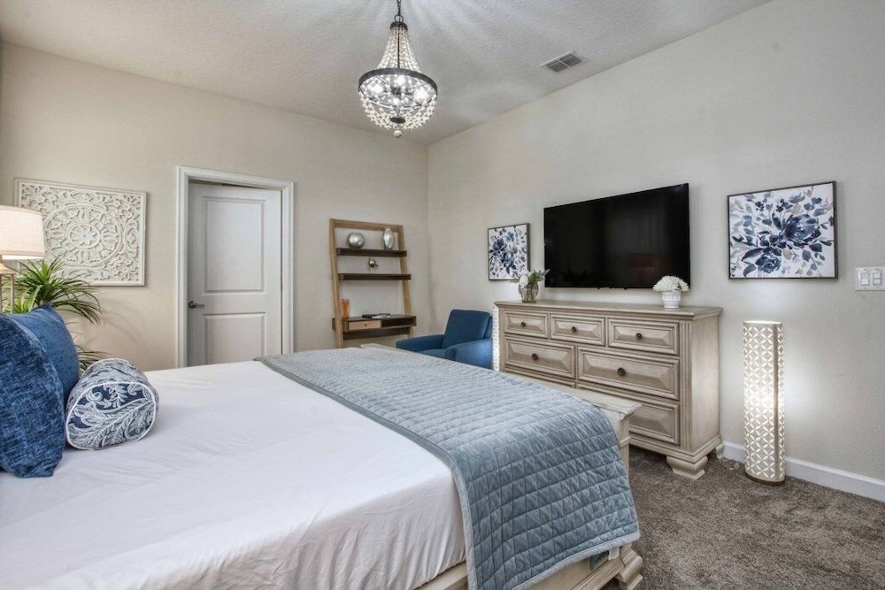 Storey Lake 8 Bed Lake Front Pool & Spa - 1684str 8 Bedroom Home by RedAwning