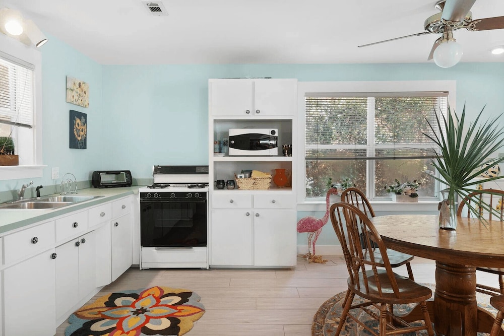 30A Grayt'n Greatful by Avantstay Charming Home+cottage, Walk to Western Lake