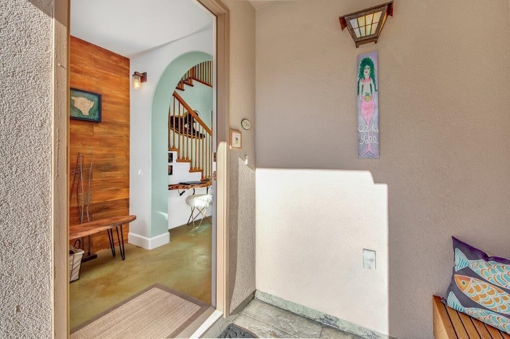 Well-equipped - Close to Beaches - In-unit AC - Vrkcv