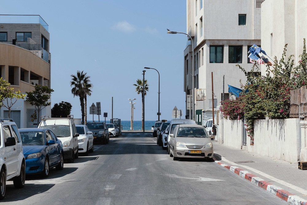 2Rooms Perfect Location 1Min to Beach