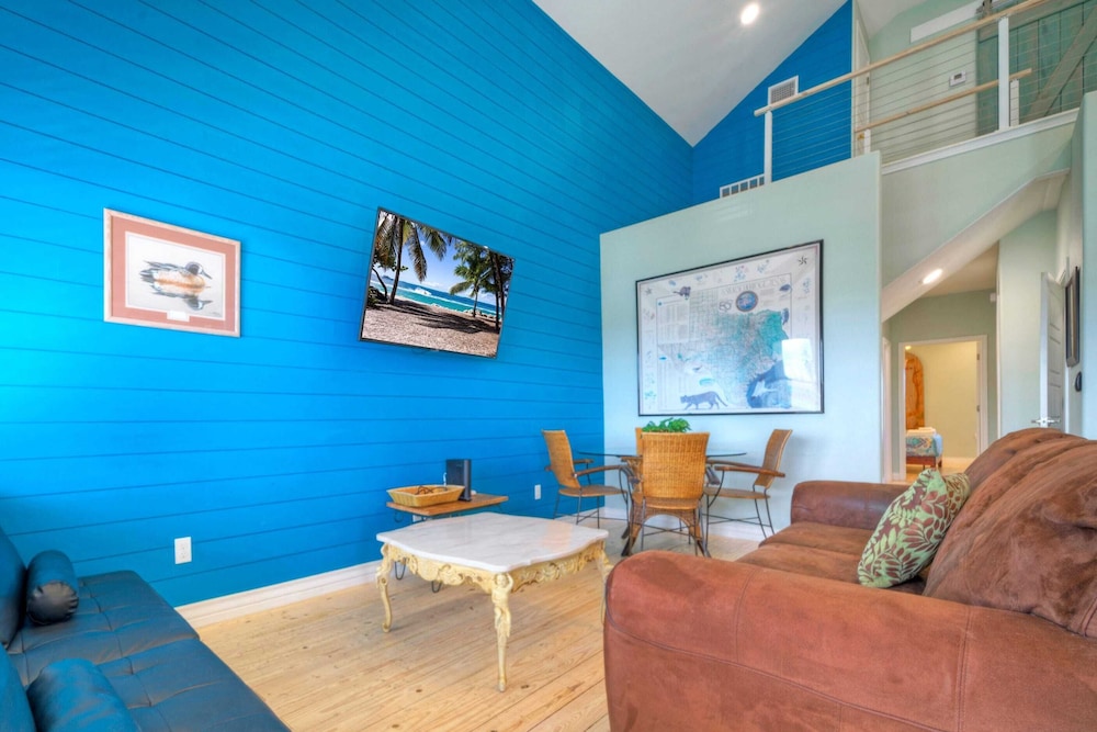 Sleeps 26 2 Homes w/ Waterfront Pool + Boat Dock Laguna Village Escape