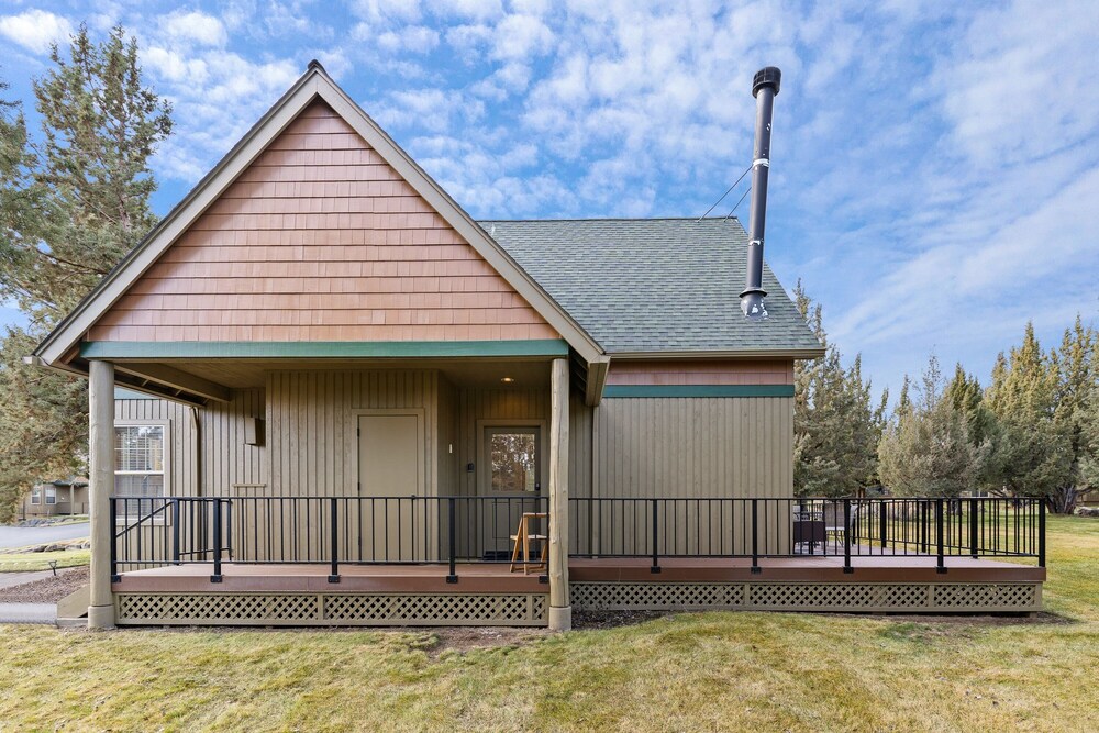 Deer Park Cabin 3 Bedroom Home by RedAwning view 4