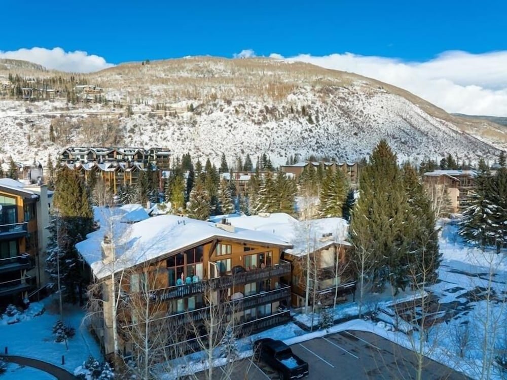 All Seasons Great Condo that is close to Gondola by RedAwning